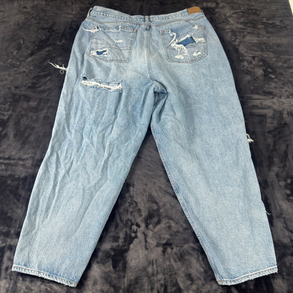 American Eagle Relaxed Mom Jean Womens 18 Light Wash Distressed Ripped Denim